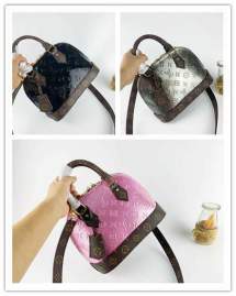 Picture of Valentino Handbags _SKUfw121125459fw